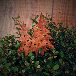 dhs-rusty-ornament-on-pin-trees